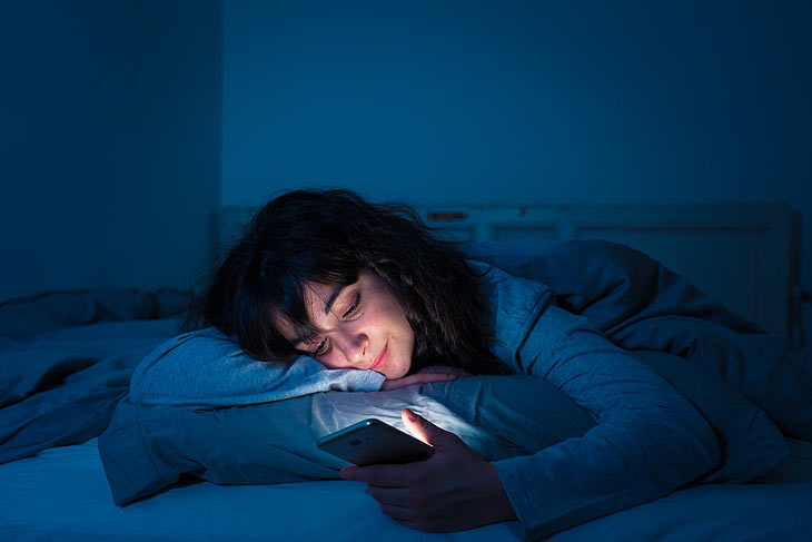 Keine gute Idee: abends mit dem Handy ins Bett gehen (©Foto: iStock, SB Arts Media)